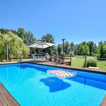 Holiday home 4 Bedroom Pet Friendly In